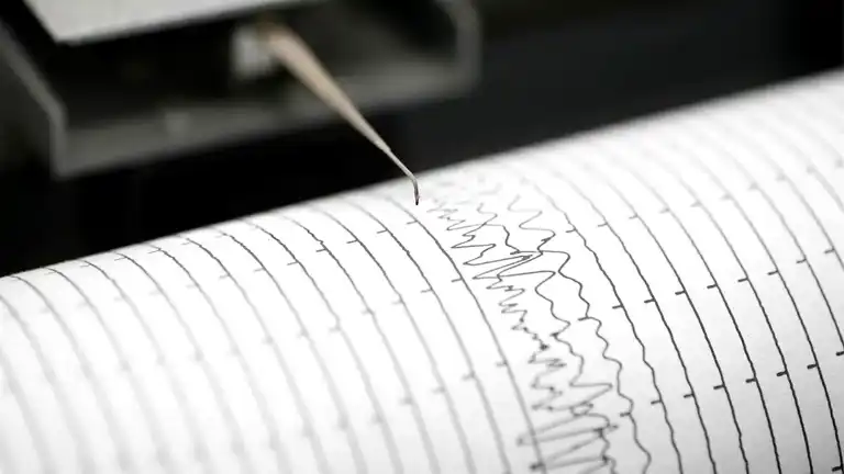 Ege Denizi'nde 4,8'lik Deprem! 12 Sarsıntı